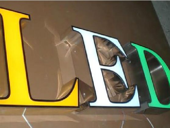 来宾介绍LED招牌的基础知识。